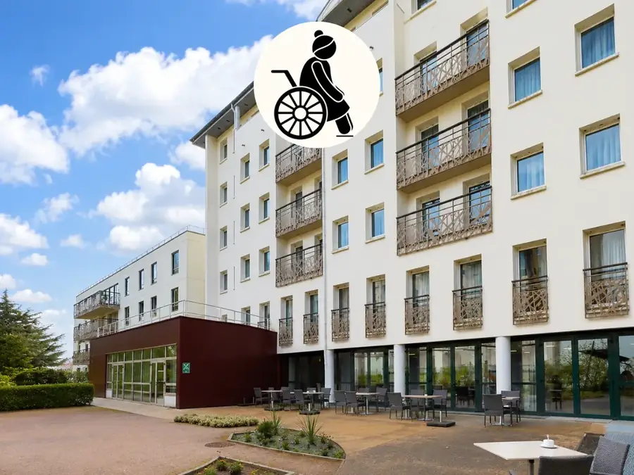 EHPAD au Mans, bâtiment et jardin arboré.