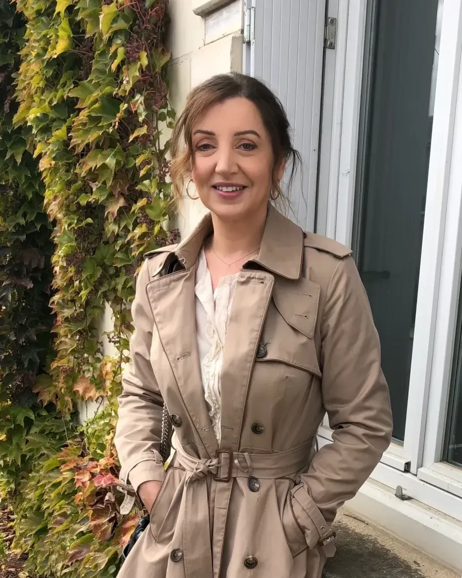 Isabelle Carboni, fondatrice du cabinet, devant un mur végétalisé.