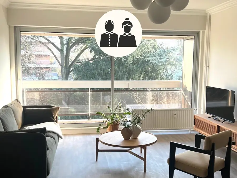 Séjour rénové d’un logement de la résidence Les Calèches.